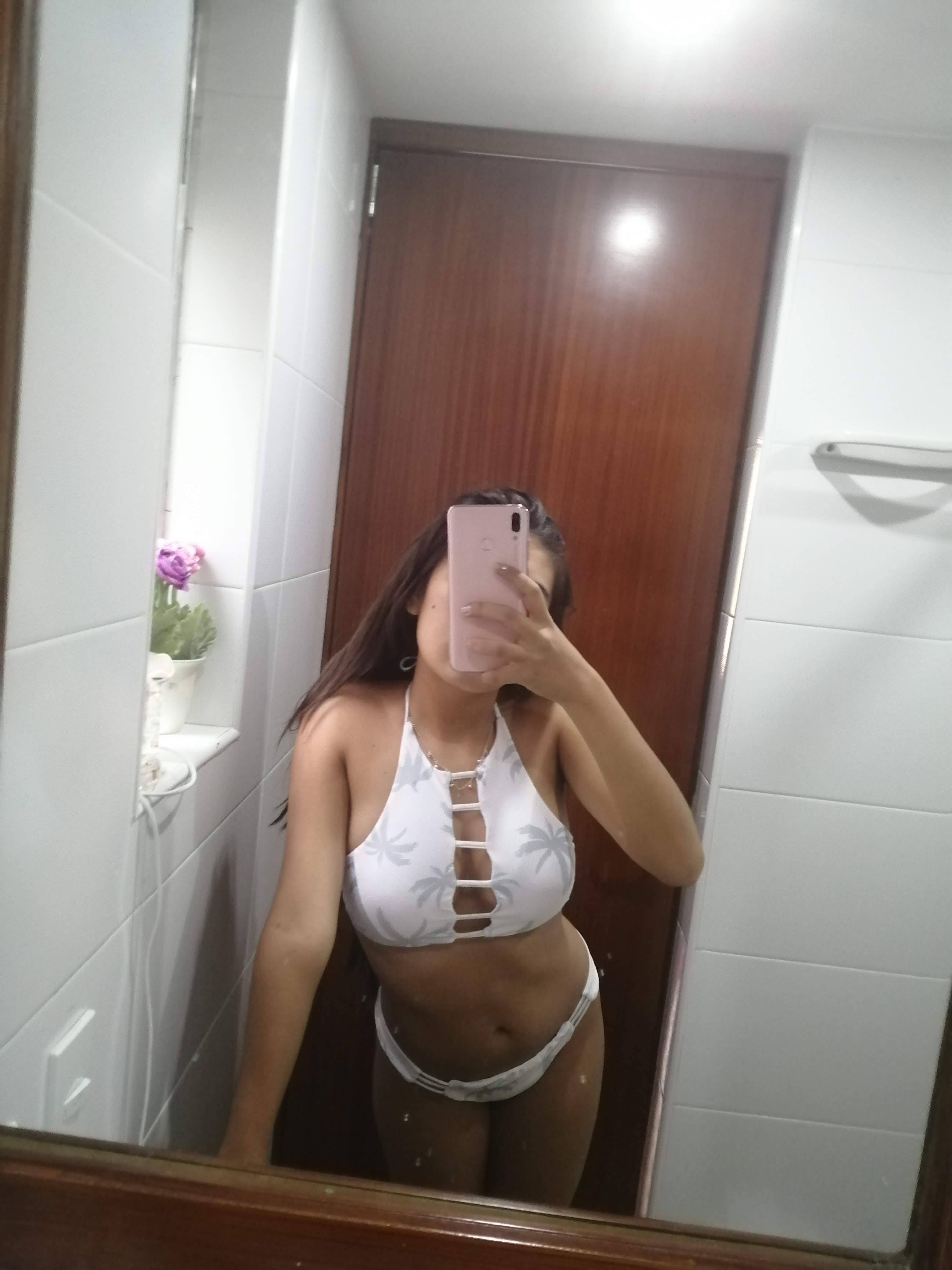 Fotos Porno de Adolescentes de Putipobre en lencería muestra tetitas